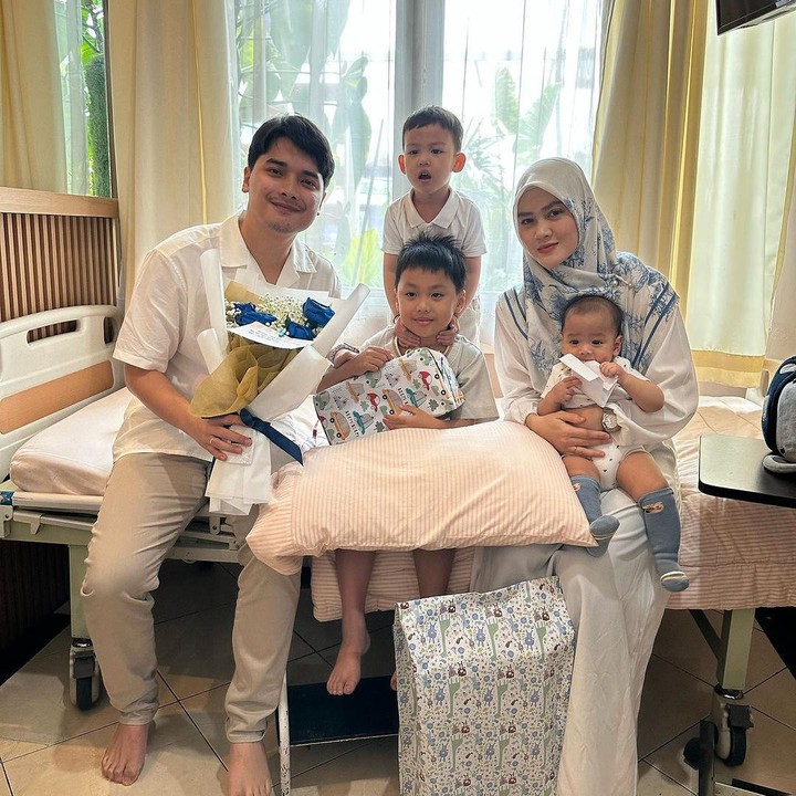 <p>"<em>Bodyguard</em>-nya sudah kece-kece," kata seorang netizen. "Adem banget. Saleh-saleh ya anak ganteng," ujar netizen lainnya dengan emotikon hati. (Foto: Instagram: @alvin_411)</p>