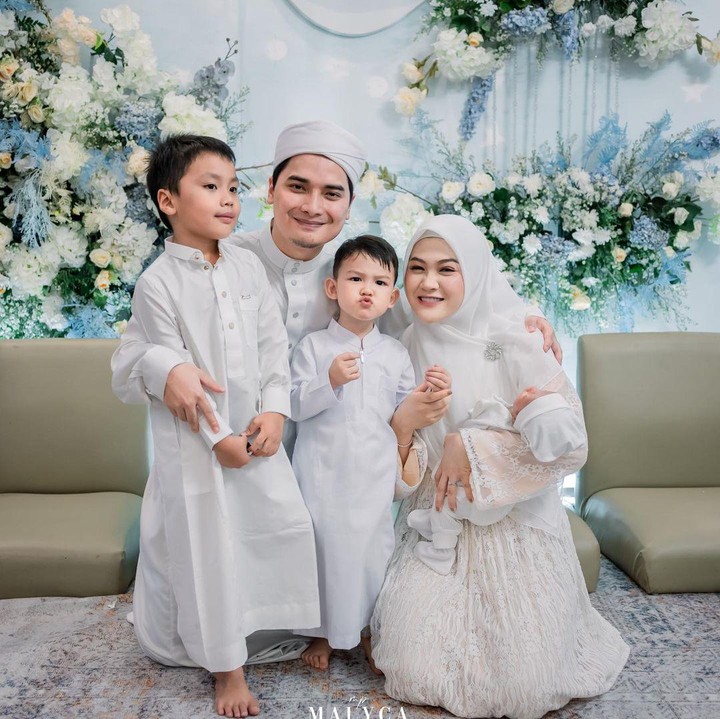 <p>Usai berpisah dari Larissa Chou dan menikah dengan Henny Rahman, Alvin langsung mendapat putra sambung bernama Zayn. Tidak hanya itu, ia juga dikaruniai seorang putra bernama Muhammad Mikail Faiz Alhaliem pada 9 Maret 2023. (Foto: Instagram: @alvin_411)</p>