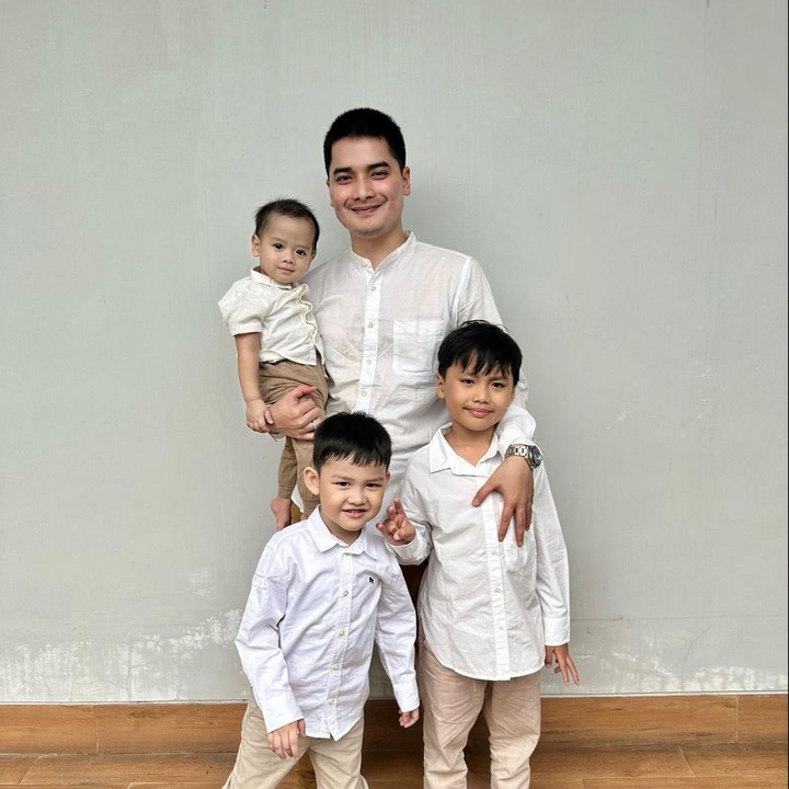 <p>"3 anak laki-laki dan masih terus bertambah," tulis Alvin Faiz dengan Bahasa Inggris seraya menyisipkan emotikon mata. (Foto: Instagram: @alvin_411)</p>