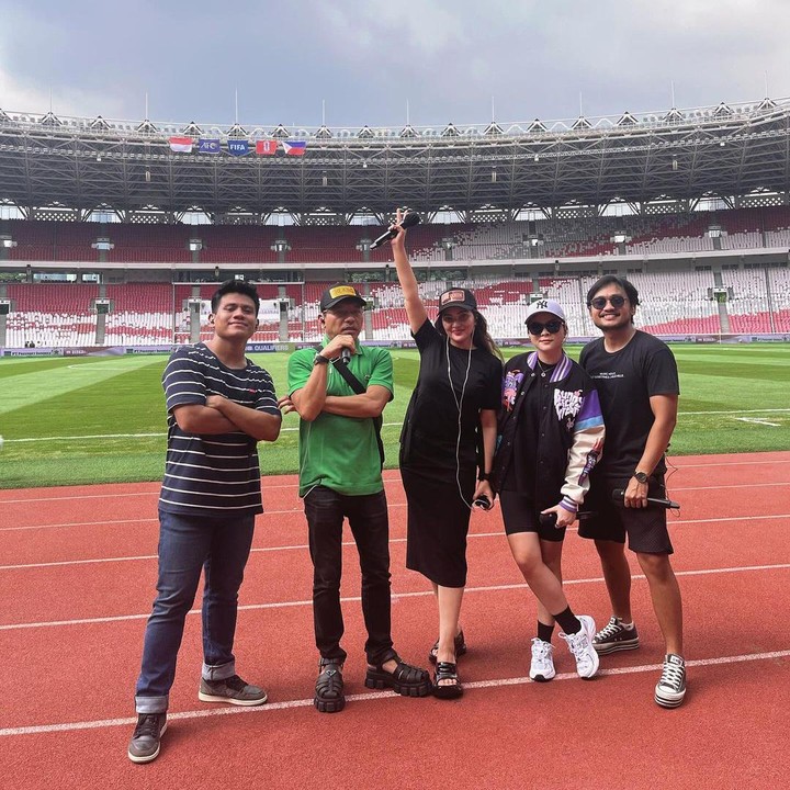 <p>Anang Hermansyah dan Ashanty juga terlihat hadir di Stadion GBK. Bukan hanya menonton pertandingan, pasangan ini juga menghibur para penonton dengan suara merdu mereka, lho. Keduanya diketahui membawakan lagu <em>Kebyar-kebyar</em>. (Foto: Instagram@ashanty_ash)</p>