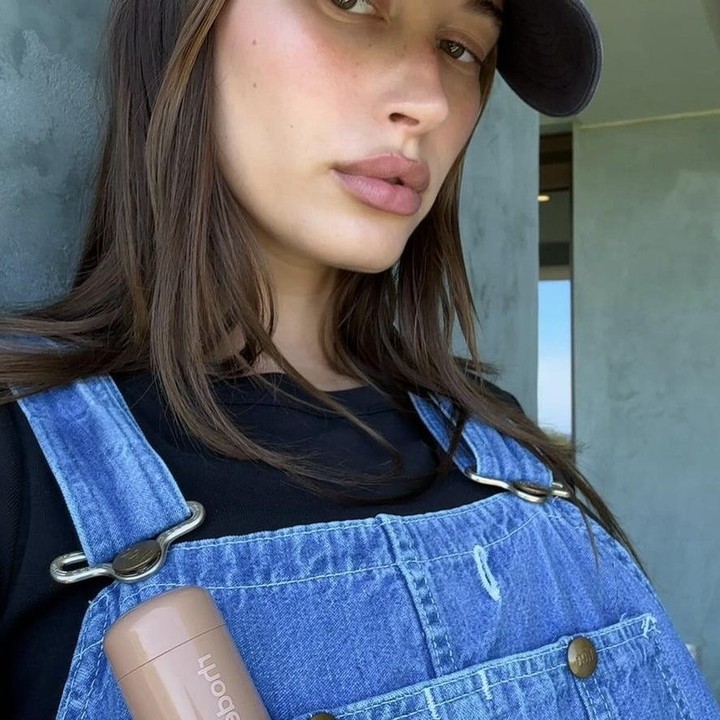 <p>Bila ingin tampil kasual, ibu hamil dapat mencontoh Hailey yang menggunakan kaus polos berwarna hitam. Akan tetapi, outfit tersebut dapat dipadukan dengan topi dan celana kodok berbahan denim untuk mempercantik penampilan. (Foto: Instagram @haileybieber).</p>