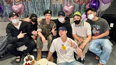 BTS Kumpul secara Lengkap Rayakan Jin Pulang Wamil