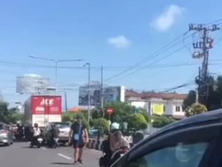 Aksi Tak Terpuji Bule Pukul Wanita Pemotor di Tengah Jalan Kuta