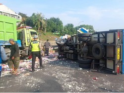 Dump Truck Vs Mobil Boks Es Krim Kecelakaan di Tol JORR, Muatan Berceceran