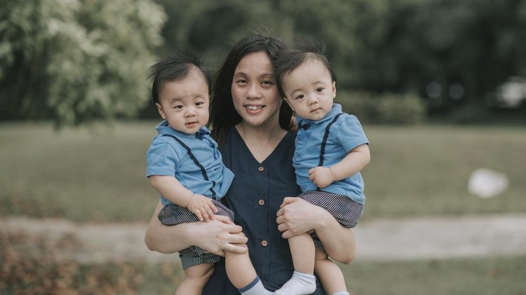 Ilustrasi Ibu dan Bayi Kembar Ilustrasi Ibu dan Bayi Kembar