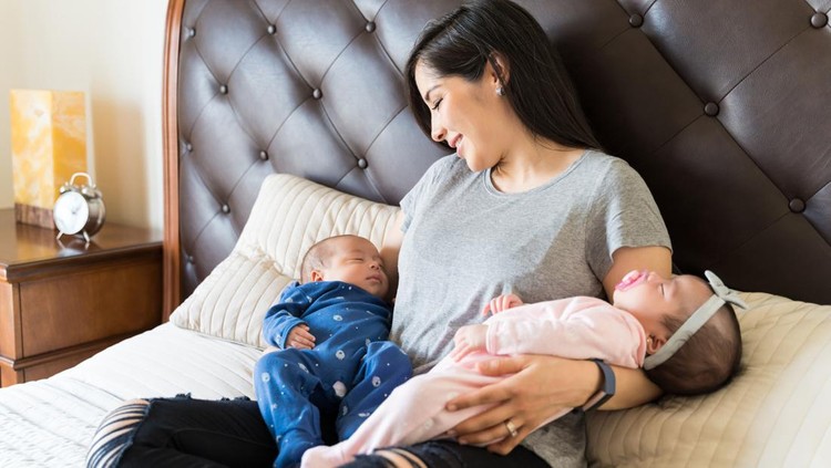 Ilustrasi Ibu dan Bayi Kembar Ilustrasi Ibu dan Bayi Kembar