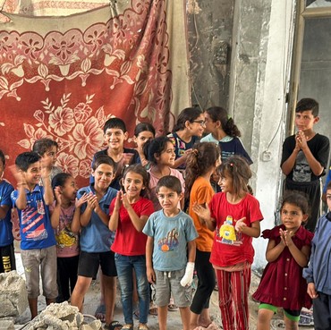 Food Vlogger Bagikan Momen Bahagia Anak Palestina Makan Mi Instan di Kamp Pengungsian