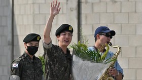 FOTO: Merayakan Momen Jin Selesai Wamil yang Disambut Hangat BTS
