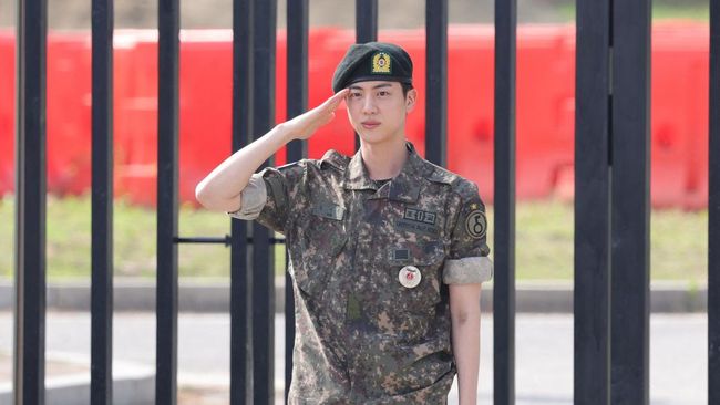 Jin BTS cerita dapat panggilan "dewa" dari pasukan karena kerap traktir makanan saat wajib militer.