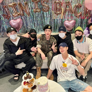 Intip Foto-foto Momen Jin Disambut Hangat Member BTS Saat Bebas Wajib Militer
