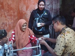 Kemensos Bantu Keluarga Lansia yang Rumahnya Nyaris Ambruk di Sukabumi