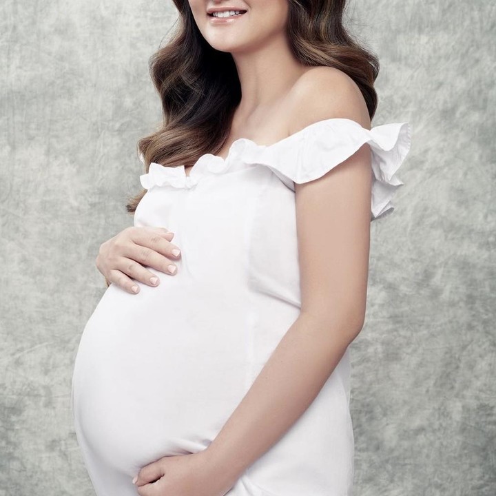 <p>Ketika tengah mengandung anak pertamanya, Tengku Dewi Putri dulu sempat melakukan maternity shoot juga. Aktris yang satu ini pun terlihat anggun sekali saat difoto menggunakan gaun berwarna putih. (Foto: Karina Yasmine by Instagram @tengkudewiputri_tdp).</p>
