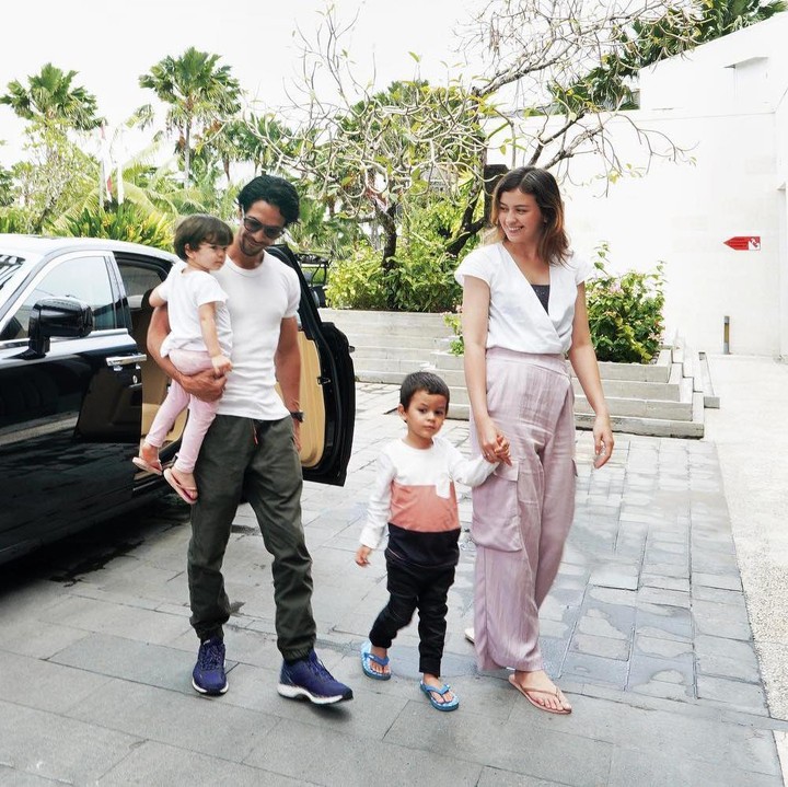 <p>Sejak menikah, rumah tangga Kimberly dan Edward memang jauh dari gosip miring. Keduanya sering membagikan momen kebersamaan di media sosial dengan kedua anak mereka yang masih kecil. (Foto: Instagram @kimbrlyryder @edward_akbar)</p>