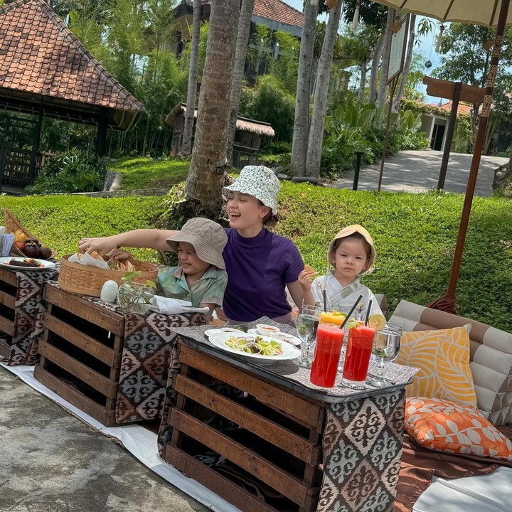 <p>Tak cuma aktivitas <em>outdoor</em>, Kimberly dan Edward juga gemar mengisi waktu luang dengan menikmati makanan lezat bersama anak-anak di alam terbuka. (Foto: Instagram @kimbrlyryder)</p>