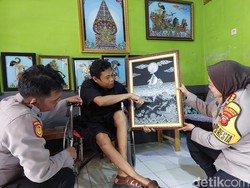 Asa Kusdono Rastika Lestarikan Lukisan Kaca Bergaya Klasik Cirebon