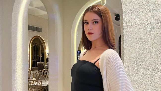 7 Potret Manuella Aziza Putri Sophia Latjuba yang Berparas Bule, Makin Cantik Bun