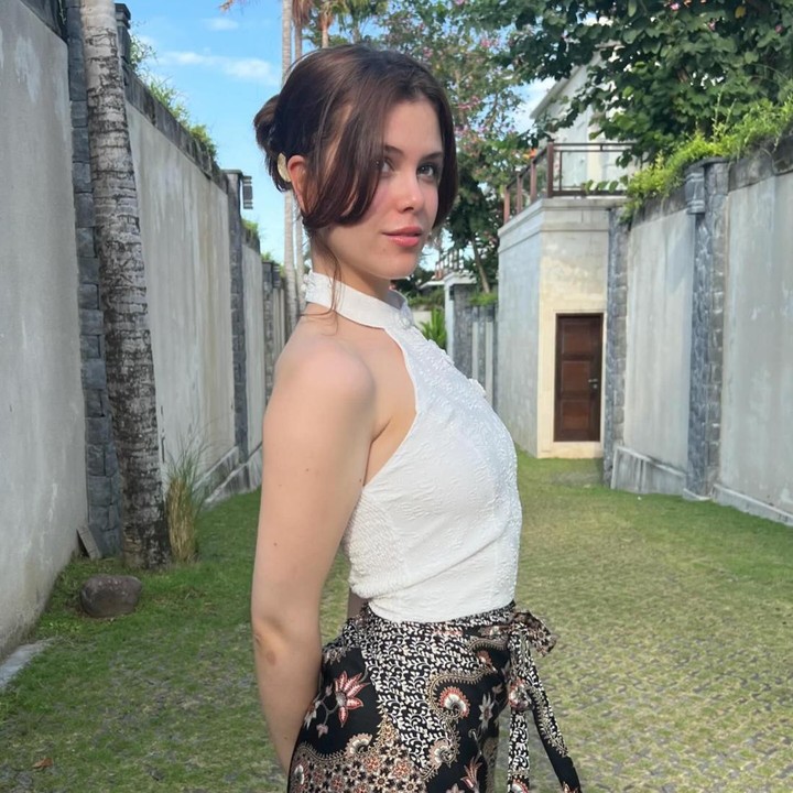 <p>Manuella adalah anak Sophia Latjuba dari pernikahannya dengan Michael Villarreal. Ia memiliki paras bule yang diturunkan dari sang Ayah. (Foto: Instagram @manuellaazizaa)</p>
