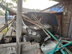 Mobil Seruduk Motor dan Teras Rumah di Jalan Paris Bantul