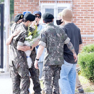 Penampilan Jin Usai Bebas Wamil, Disambut Hangat Member BTS