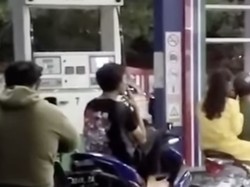 Santainya Pria Merokok Sambil Antre Isi Bensin di SPBU Gowa