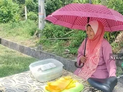 Nenek 82 Tahun Ini Bahagia Jualan Kue dengan Hasil Rp 34.500 Sehari
