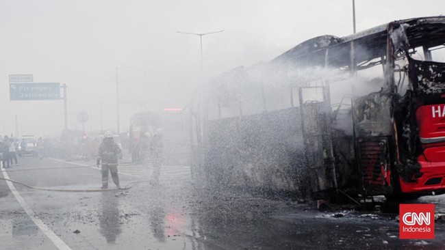 FOTO: Bangkai Bus Hangus Terbakar di Pintu Keluar Tol Pisangan