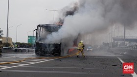 FOTO: Bangkai Bus Hangus Terbakar di Pintu Keluar Tol Pisangan