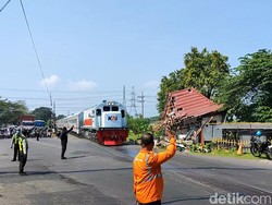 Perlintasan KA di Pasuruan Dijaga Manual Usai Palang Pintu Ditabrak Bus