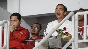 Presiden Joko Widodo (kanan) didampingi Ketua Umum PSSI Erick Thohir (kiri) saat menyaksikan pertandingan Timnas Indonesia melawan Timnas Filipina dalam laga lanjutan Grup F Kualifikasi Piala Dunia 2026 zona Asia di Stadion Utama Gelora Bung Karno (S