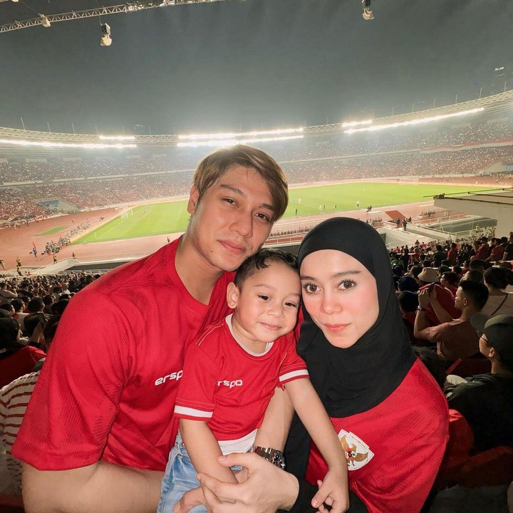 <p>Selebriti lainnya yang datang membawa keluarga adalah Rizky Billar dan Lesti Kejora. Keduanya terlihat mengajak anak semata wayangnya, Muhammad Levian Al-Fatih Billar. (Foto: Instagram@lestikejora)</p>