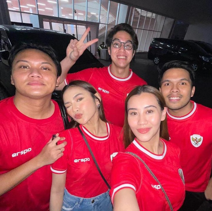 <p>Pasangan Rizky Febian dan Mahalini juga menyaksikan pertandingan secara langsung. Mereka juga ditemani oleh teman-teman artis lainnya seperti El Rumi, Aaliyah Massaid, dan Thariq Halilintar. Para selebriti ini juga kompak mengenakan baju Timnas berwarna merah. (Foto: Instagram@elelrumi)</p>