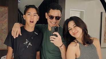 Haru Nana Mirdad & Andrew White Melepas Anak ke Negeri Perantauan