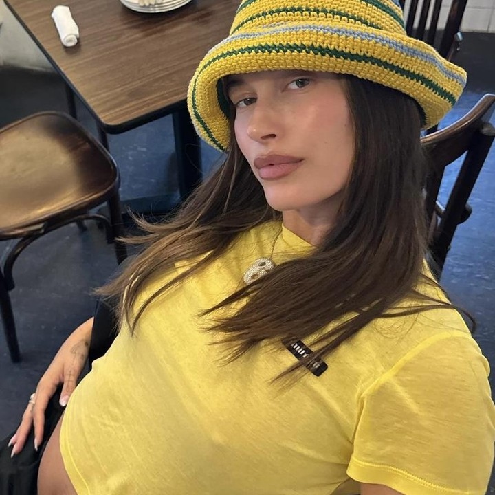 <p>Selain itu, gaya Hailey yang satu ini juga mudah sekali lho untuk ditiru. Tak harus sama persis, Bunda hanya perlu mencari kaus dengan warna kesukaan Bunda lalu tambahkan aksesoris berupa topi rajut yang berwarna senada. (Foto: Instagram @haileybieber).</p>