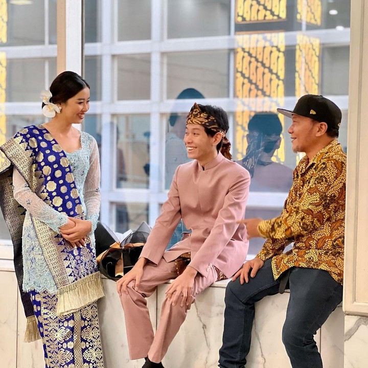 <p>Dalam potret itu, Selfi terlihat anggun dengan balutan kebaya dan kain batik berwarna biru. Sedangkan Iwa mengenakan batik berwarna cokelat. Penampilan di hari spesial putranya itu, Iwa juga tak lupa menggunakan topi yang menjadi ciri khasnya. (Foto: Instagram@selfinafilah)</p>