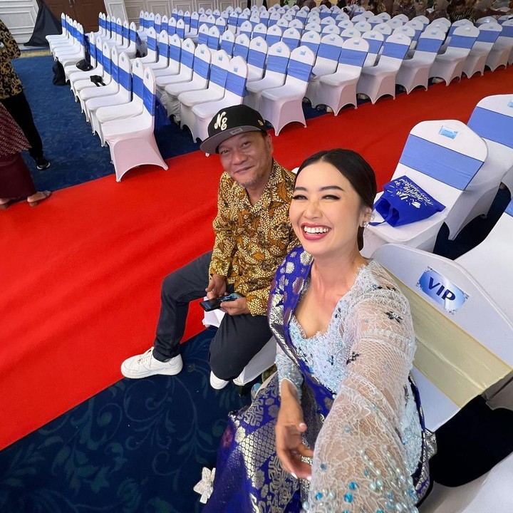 <p>Meski sudah resmi bercerai pada 2012 lalu, Selfi Nafilah dan Iwa Kusuma alias Iwa K terlihat kompak saat menghadiri acara wisuda SMP anak laki-laki mereka, Mikala Saka Pandhiya Hamada Kusuma, pada Selasa (11/6/2024). (Foto: Instagram@selfinafilah)</p>