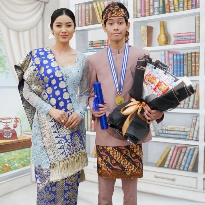 <p>Momen tersebut dilihat langsung melalui akun Instagram Sang Bunda. "<em>Happy Graduation My Son</em>," tulis Selfi, dikutip dari laman <em>Instagram@selfinafilah,</em> Rabu (12/6/2024). (Foto: Instagram@selfinafilah)</p>