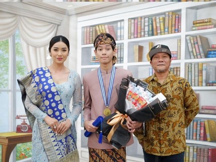 5 Potret Selfi Nafilah & Iwa K Hadiri Wisuda Anak Lulus SMP, Lebih Tinggi dari Sang Ayah