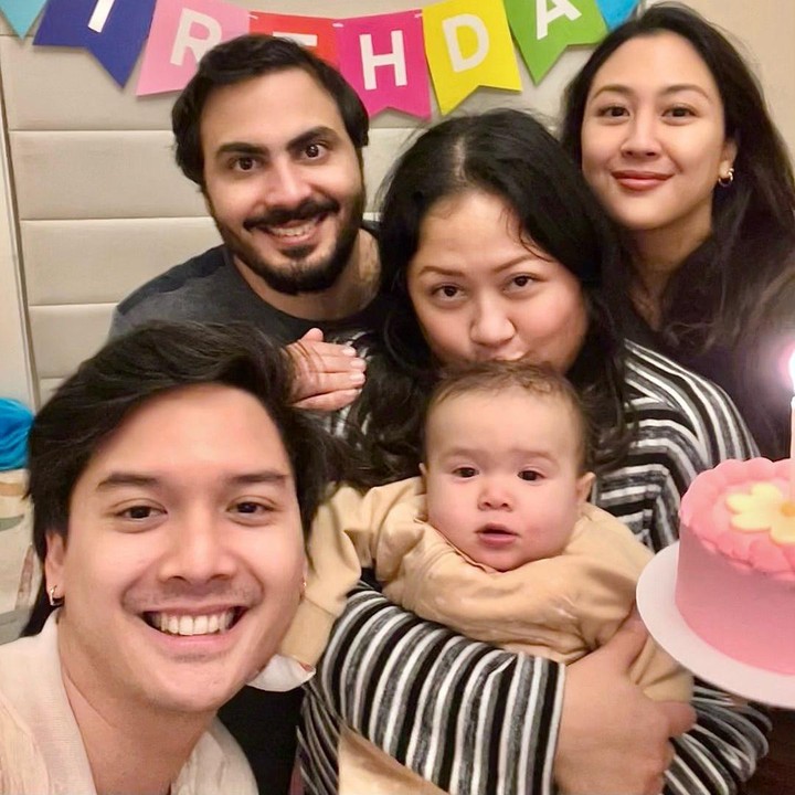 <p>Perayaan ulang tahun Sherina dibuat dengan sangat sederhana bersama keluarganya. Dirinya pun mendapat sepiring kue ulang tahun mungil berwarna merah muda. (Foto: Instagram: @sherinamunaf)</p>