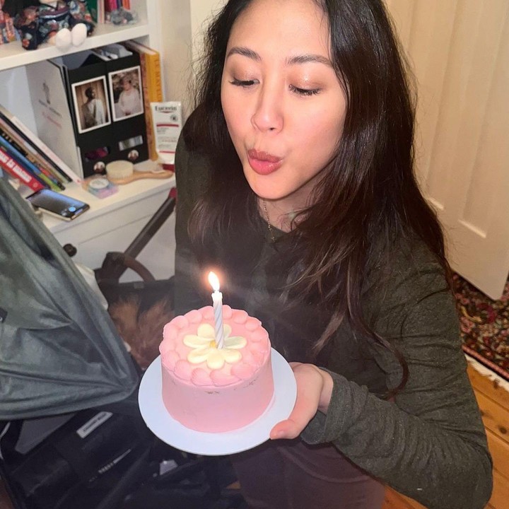 <p>Sherina terlihat cantik dengan kaos lengan panjang dan celana cokelat. Ia pun semakin memesona dengan riasan natural dan rambut yang dibiarkan tergerai. (Foto: Instagram: @sherinamunaf)</p>