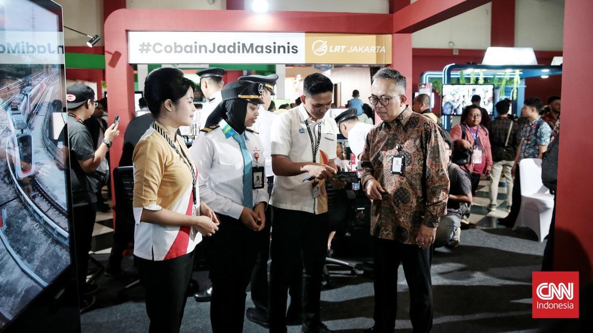 FOTO: Bergaya Bak Masinis Saat Jajal Simulator LRT di PRJ 2024