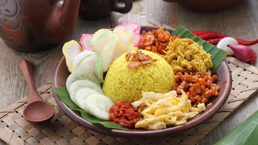 Terlihat Sama! 5 Racikan Nasi Kuning Berbagai Daerah dengan Lauk Khas