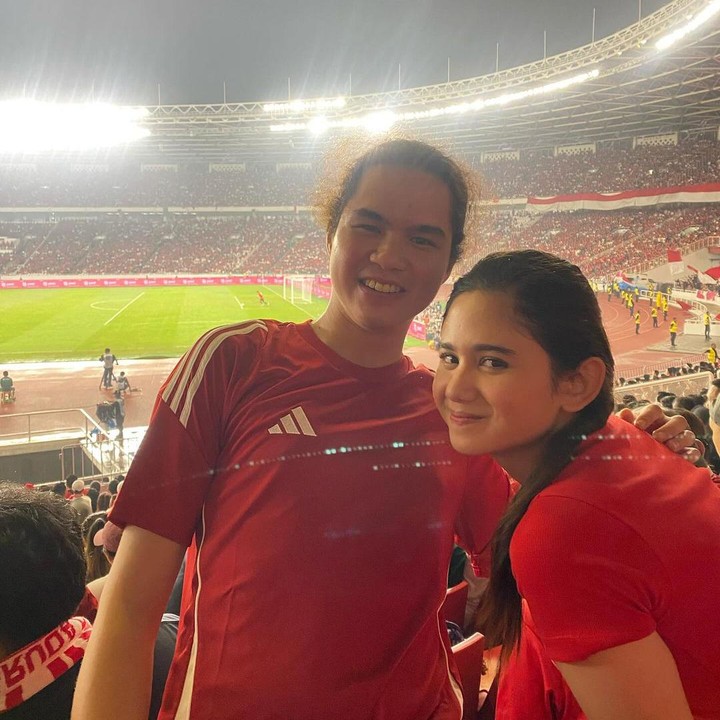 <p>Artis Tissa Biani juga terlihat menonton Timnas bertanding. Ia juga datang bersama sang kekasih, Dul Jaelani. Tissa mengaku senang karena itu adalah momen pertama kalinya nonton pertandingan secara langsung. "Pertama kali nonton Timnas secara langsung!!! dan Alhamdulillah langsung menang!!!" tulis Tissa, dikutip dari laman <em>Instagram@tissabiani.</em> (Foto: Instagram@tissabiani)</p>