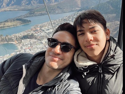 5 Potret Andrew White dan Jason Putranya yang Sebentar Lagi Masuk Kuliah, Sama-sama Tampan Bun!