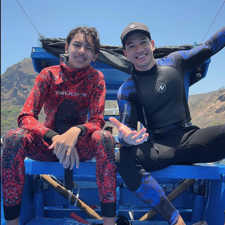 <p>Tak hanya itu, Andrew dan Jason juga memiliki hobi yang sama. Mereka sangat menyukai aktivitas <em>outdoor</em> di alam terbuka. Tengok saja momen mereka ketika berpetualang di Sumbawa. "Ngajak Jase <em>spearfishing</em> untuk pertama kalinya, lanjut surfing dikit, lanjut <em>sunset</em> di pantai sambil bakar-bakar ikan hasil <em>spearfishing,"</em> kata Andrew. (Foto: Instagram @andrew.white._)</p>