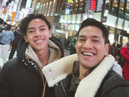 7 Potret Andrew White dan Anak Laki-lakinya, Tak Kalah Ganteng dari Sang Ayah Bun