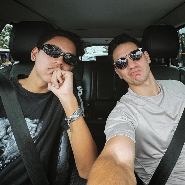 <p>Potret terbaru Andrew dan sang putra sukses menyita perhatian netizen. Dalam foto yang dibagikan, mereka terlihat tampan ketika mengenakan busana kasual dan kacamata hitam di dalam mobil. (Foto: Instagram @andrew.white._)</p>