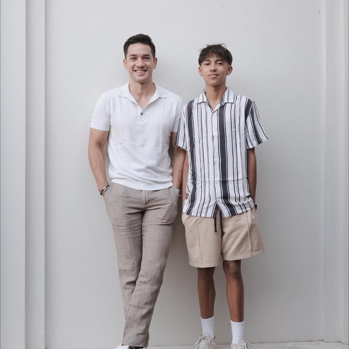 <p>Andrew dan Jason selalu terlihat kompak di setiap kesempatan. Intip saja potret mereka dengan balutan busana kasual. Bak model <em>fashion,</em> nih. (Foto: Instagram @andrew.white._)</p>