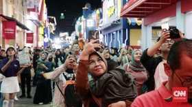 Video menunjukkan komplotan pencopet beraksi di PRJ Jakarta. Korban wanita kehilangan handphone. Polisi sedang menyelidiki kasus ini.