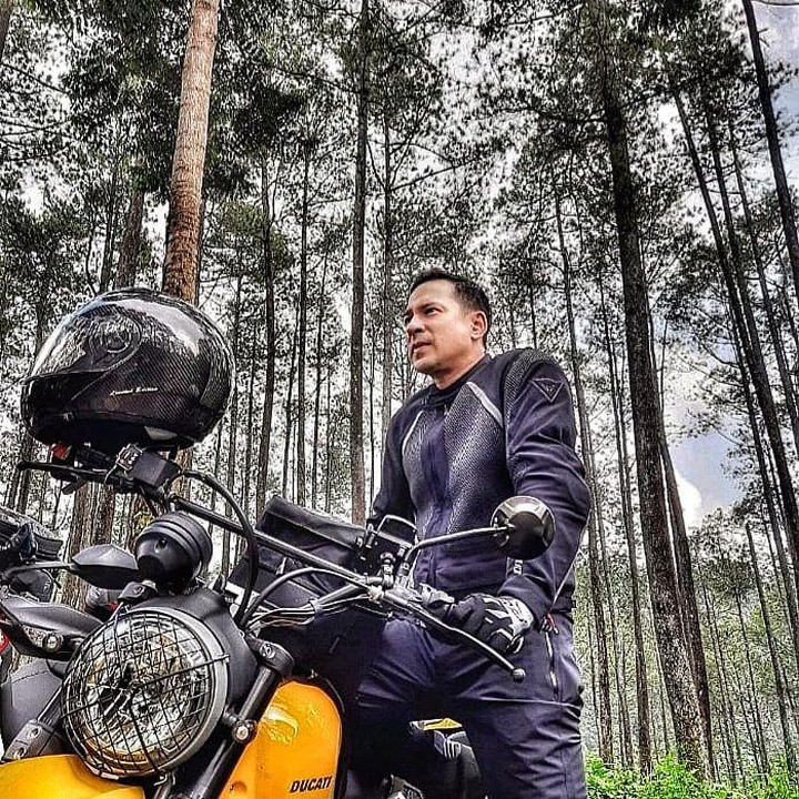 <p>Tak hanya Bunda seleb, Ari Wibowo juga merupakan artis yang rutin donor darah. Pada tahun lalu, ia sempat mengikuti acara donor darah di HUT Bhayangkari ke-77 bersama Olla Ramlan. "Ini yang kelima, dulu terakhir 3 tahun lalu, sempat terhambat karena Covid," ungkapnya, dilansir <em>detikcom.</em> (Foto: Instagram @ariwibowo_official)</p>