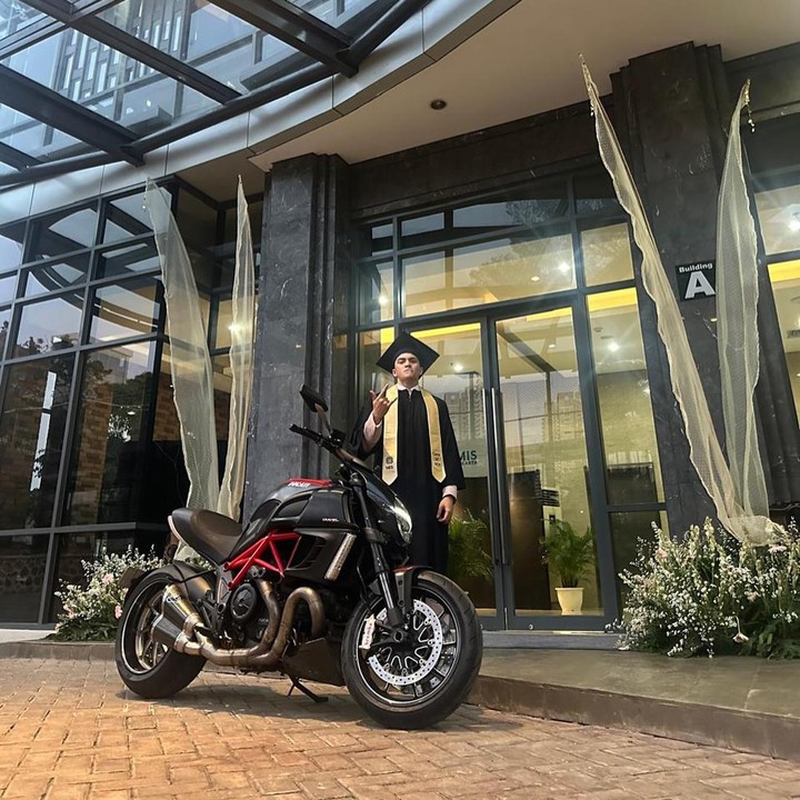 <p>Sementara itu di akun Instagram pribadinya, Arka Asmara mengunggah potret ketika ia berpose di depan motornya dengan mengenakan busana wisuda. (Foto: Instagram @aruckermans @bu_deedee @anjasmara)</p>